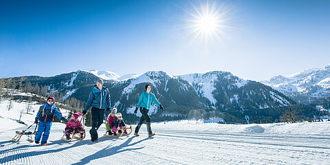 Eine Familie beim Rodeln in Obertauern