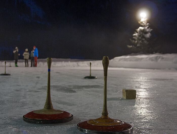 Zwei Eistöcke auf einem Eisstockschießplatz