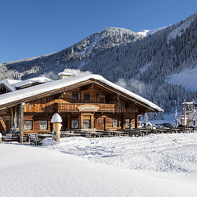 Die Gnadenalm in winterlicher Landschaft