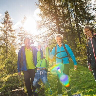 Eine Familie auf dem Alles Alm Erlebniswegin Obertauern