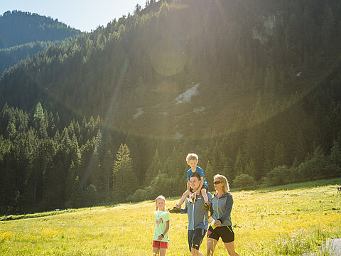 Eine Familie auf dem Erlebniswanderweg Alles Alm