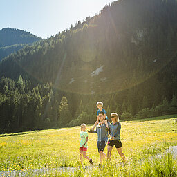 Eine Familie auf dem Erlebniswanderweg Alles Alm