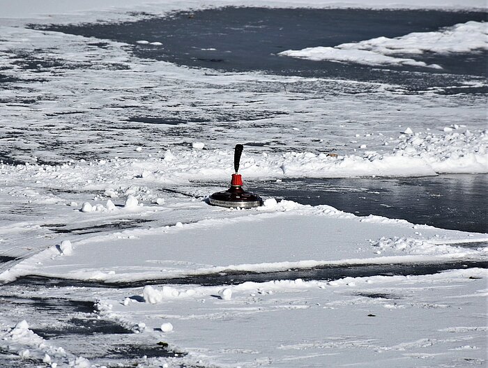 Eisstock auf einer verschneiten Eisfläche
