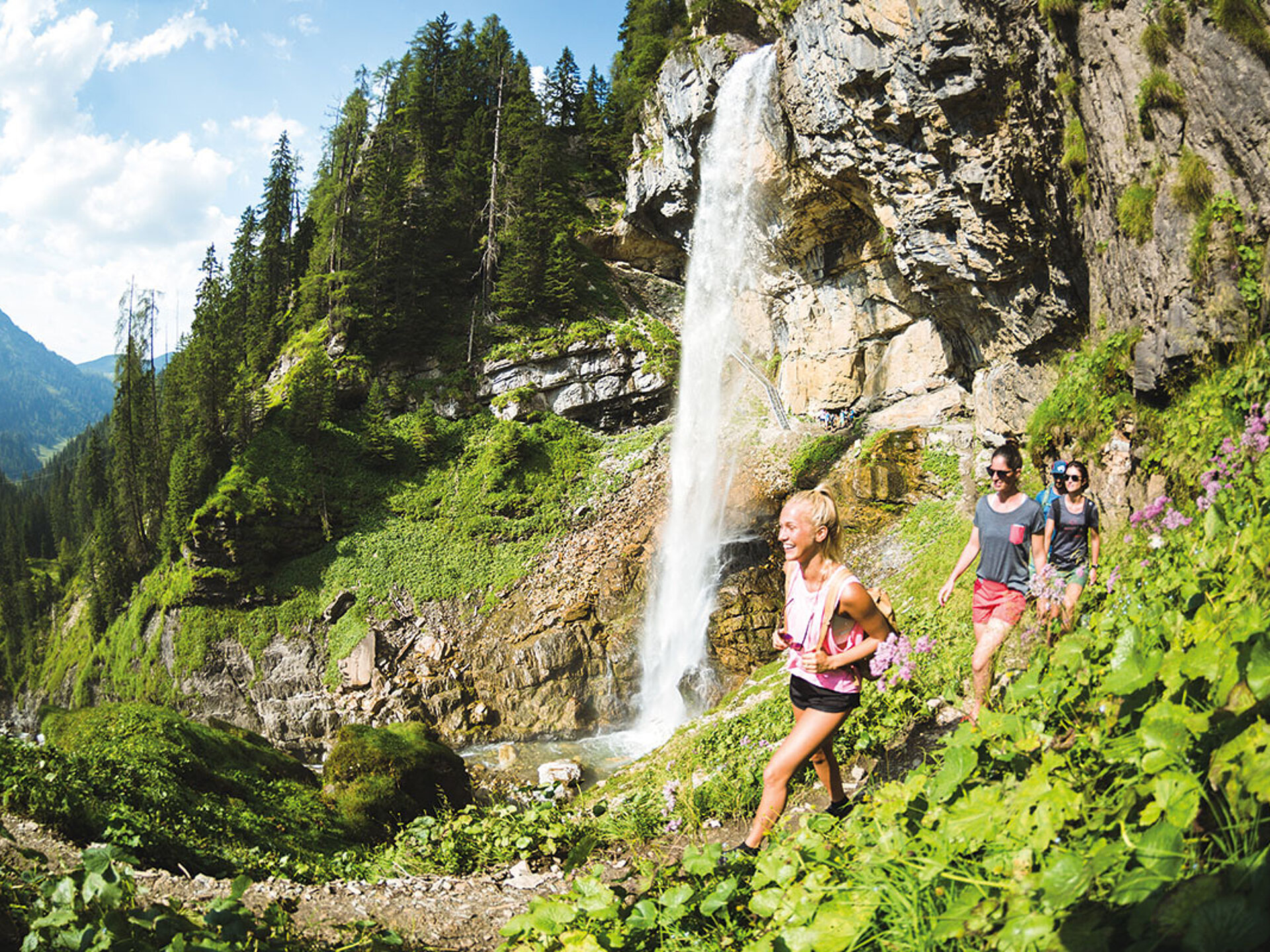 Drei Wanderer vor dem Johanneswasserfall