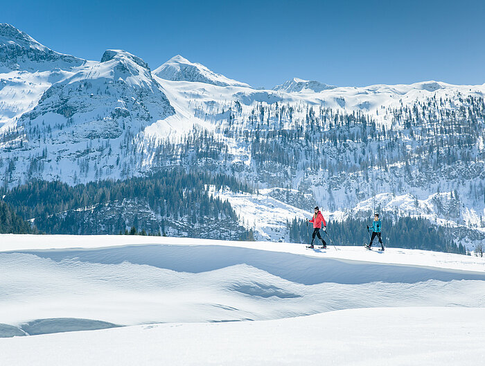 Zwei Frauen bei einer Schneeschuhwanderung nahe der Gnadenalm