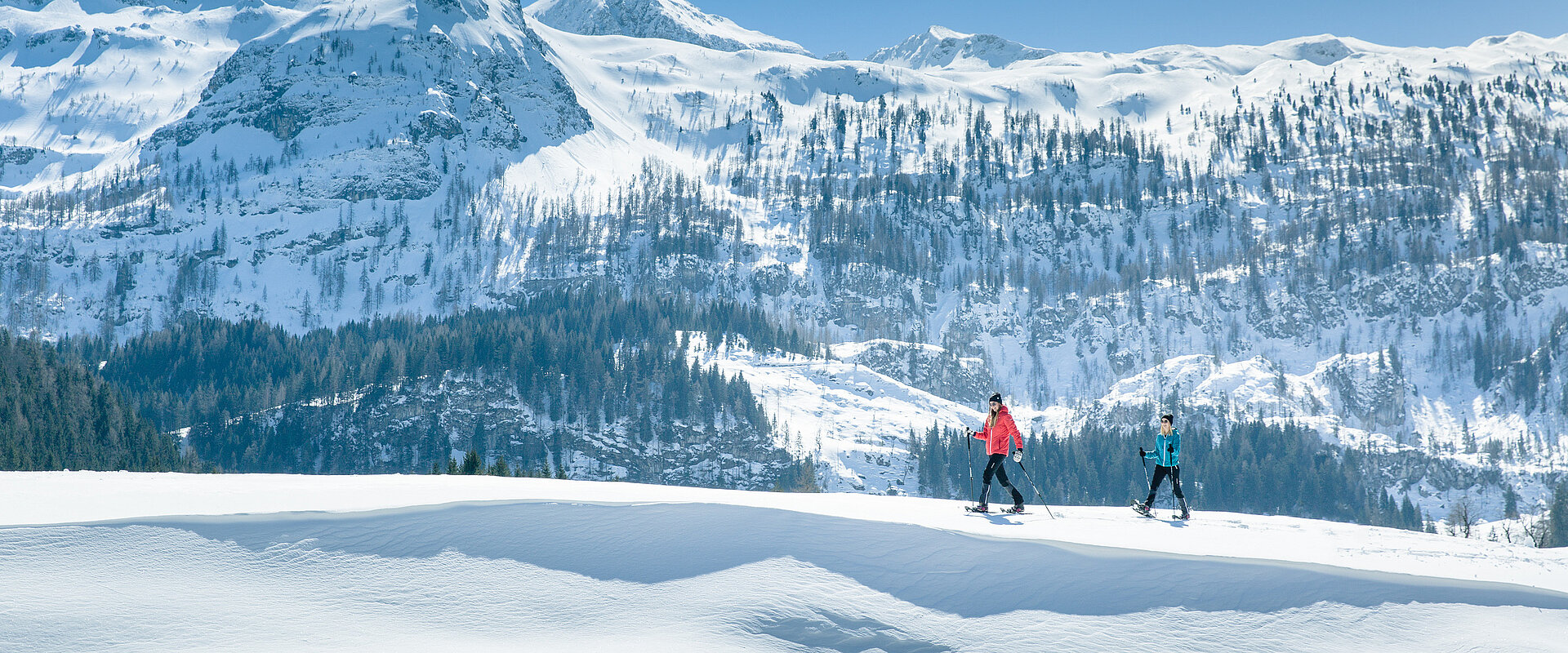 Zwei Frauen bei einer Schneeschuhwanderung nahe der Gnadenalm