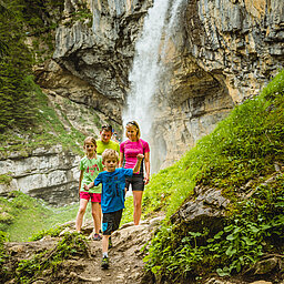 Eine Familie vor dem Johanneswasserfall