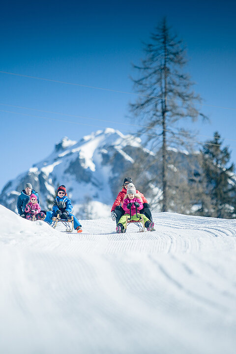 Eine Familie beim Rodeln in Obertauern