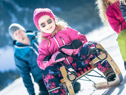 Eine Familie beim Rodeln in Obertauern