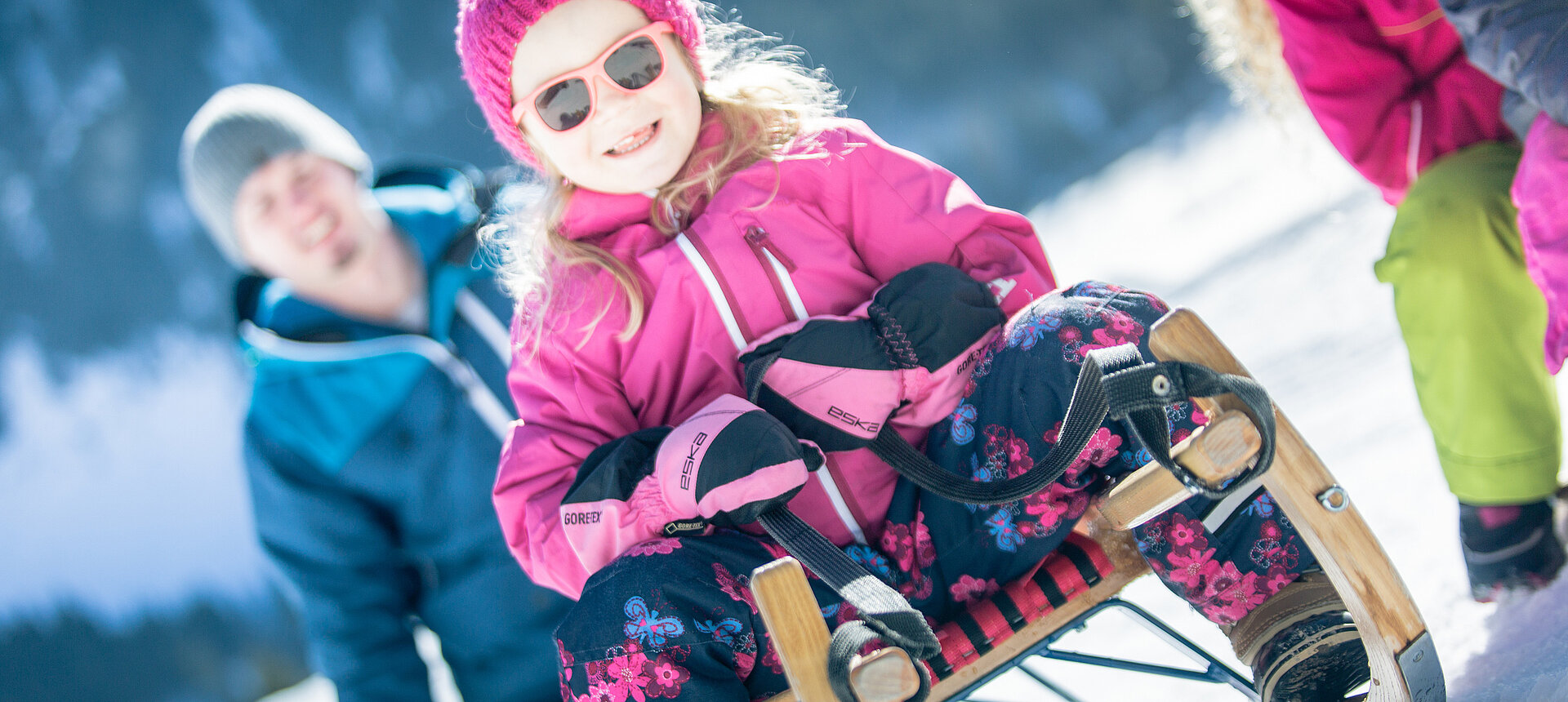 Eine Familie beim Rodeln in Obertauern