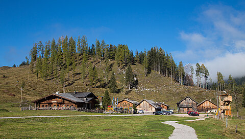 Sommeransicht der Gnadenalm vor einer Bergkulisse in Obertauern
